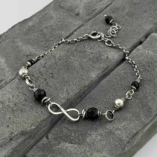 bransoletki z kamieni naturalnych Bransoletka Nieskończoność z turmalinem i spinelem