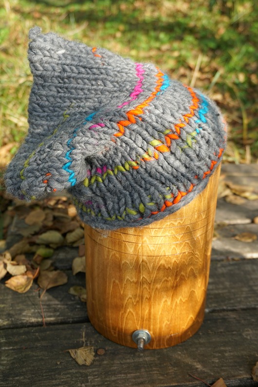 czapki damskie Szara czapka z ręcznie przędzionej wełny, delikatne paski, miękka i ciepła