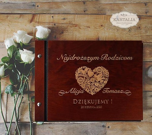 Pamiątkowy drewniany album na zdjęcia laserowanki