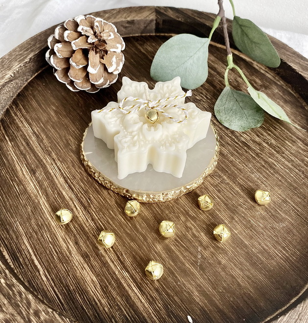 świeczniki i świece Świeca ekologiczna sojowa dekoracyjna "Snowflake" 25x77mm