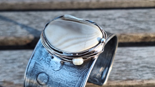 bransoletki wire wrapping Krzemień pasiasty i perła - bransoletka regulowana