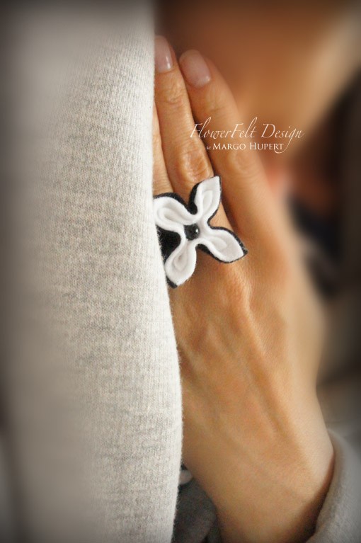 czarnobiały -  pierścionek FlowerFelt Design