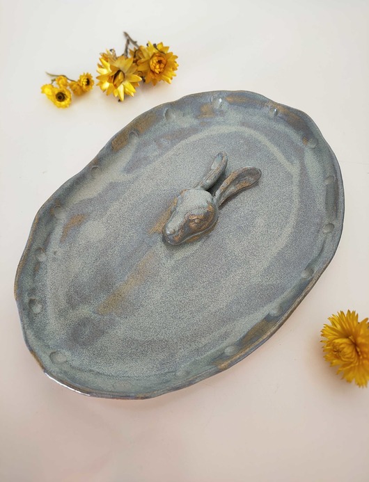 deski do krojenia i tace Talerz ceramiczny z zającem
