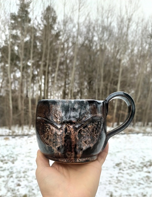 kubki Unikatowy duży kubek ceramiczny Ćma, czarno miedziany