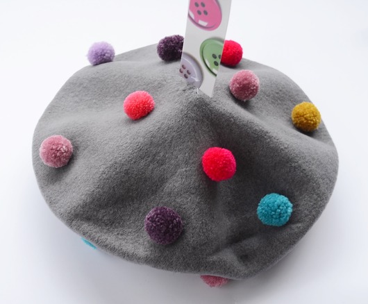 czapki damskie Szary beret z kolorowymi pomponami
