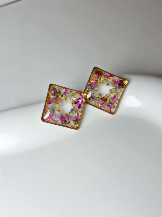 kolczyki z żywicy Kolczyki wkrętki z kwiatami Kolekcja Zaczarowany Ogród