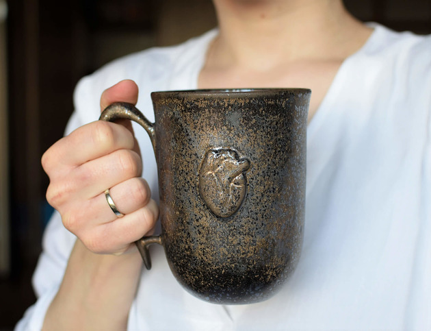 kubki Duży Kubek Złoty Ceramiczny z Sercem 550ml