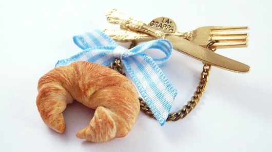 broszka francuskie śniadanko z croissantem Piecuchowo