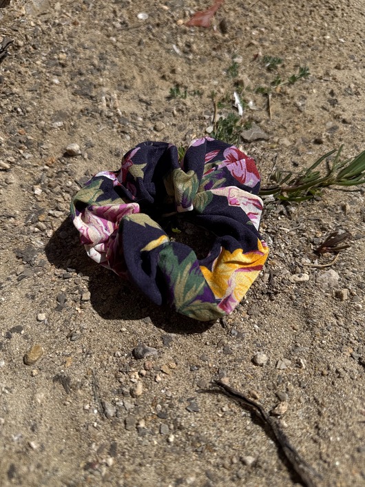 gumki do włosów Gumka scrunchie kwiaty granatowe pastelowe