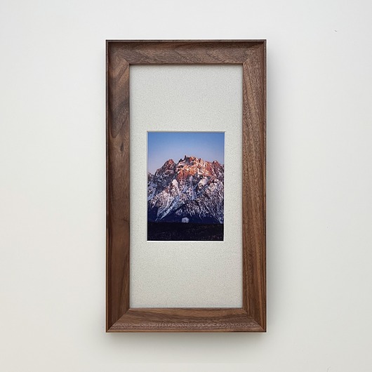 ramki na zdjęcia Ramka z drewna orzechowego z dużym passe-partout