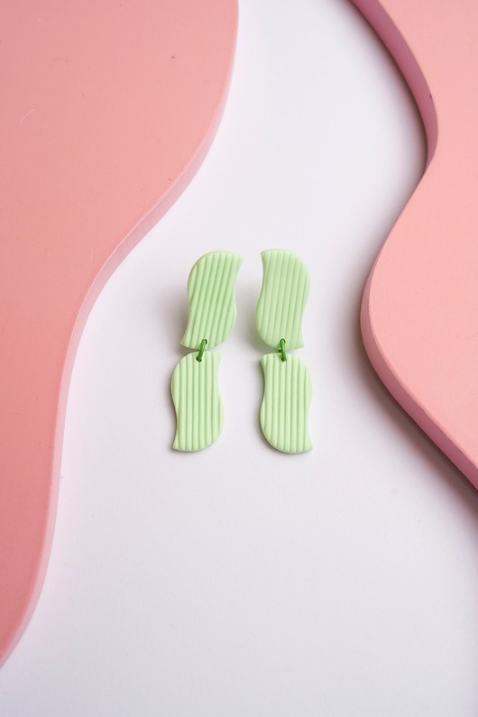 kolczyki z masy plastycznej Minimalistyczne łańcuszki z fakturą w paski