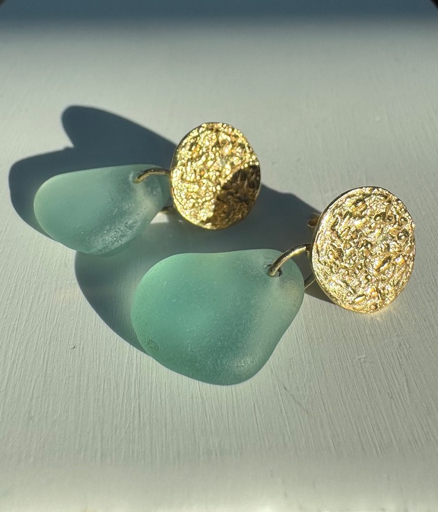 kolczyki srebrne Kolczyki młotkowane ze szkłem morskim pozłacane