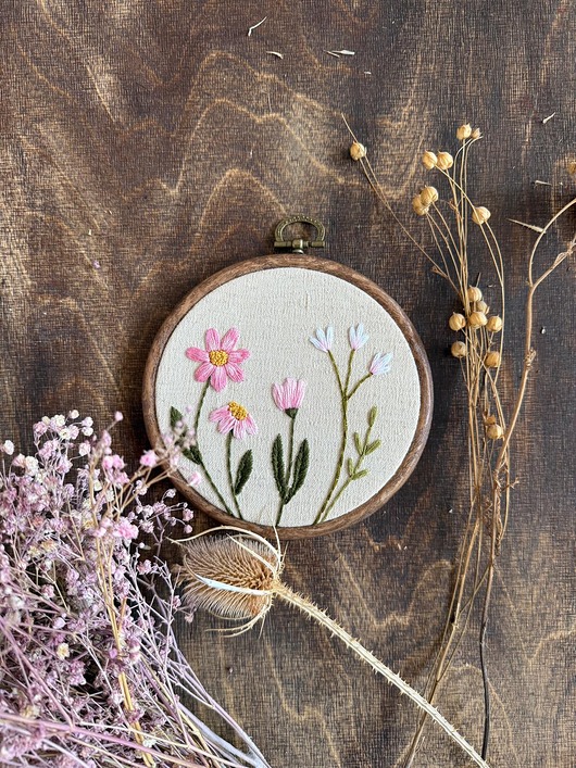 Ozdoby na ścianę Haftowany obrazek "Różowe kwiaty"