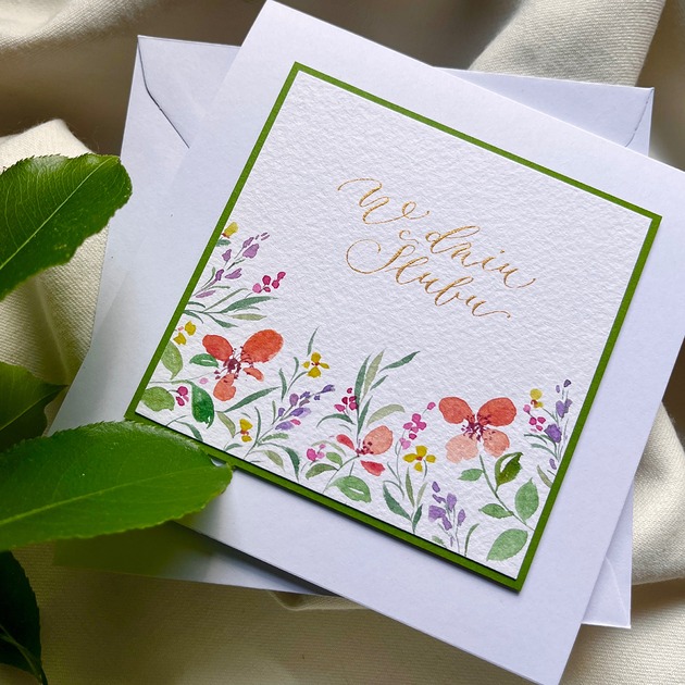 kartki scrapbooking Kartka ślubna ręcznie malowana i kaligrafowana z łąką