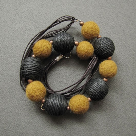 Felted necklace - jesień Amade Studio