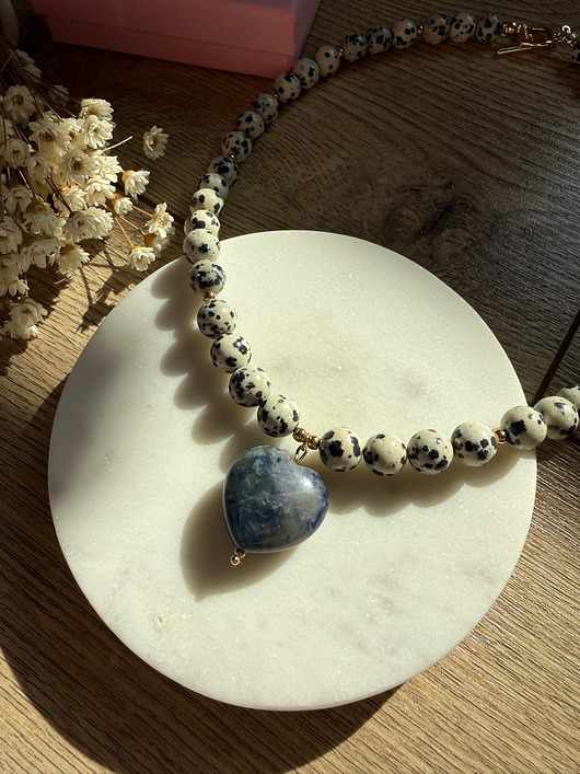 chokery Naszyjnik z jaspisu dalmatyńskiego z sercem z sodalitu