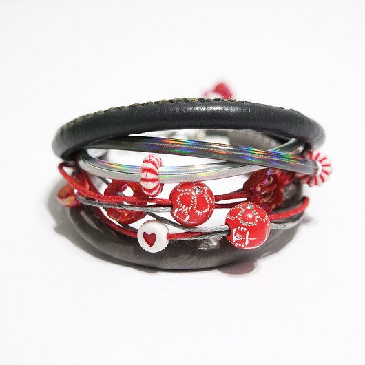 bransoletki - inne Bransoletka - Czerwono - szara, koraliki - rzemienie