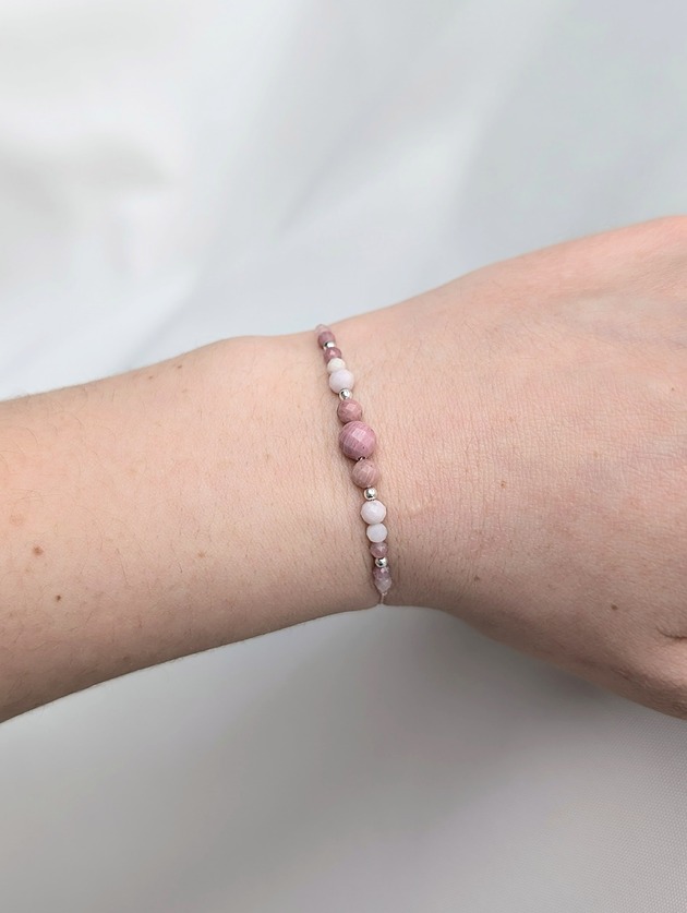 bransoletki z kamieni naturalnych Różowy rodonit, srebro i kamień księżycowy - bransoletka