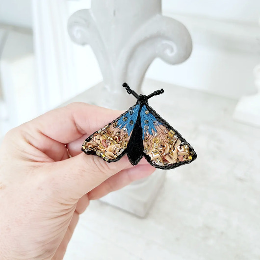 broszki Broszka ĆMA 63 ręcznie haftowana przypinka owady motyle