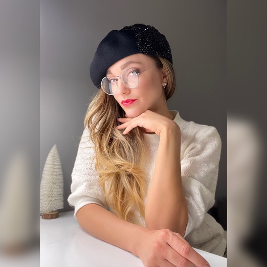 Damskie beret haftowany koralikami GANNAA