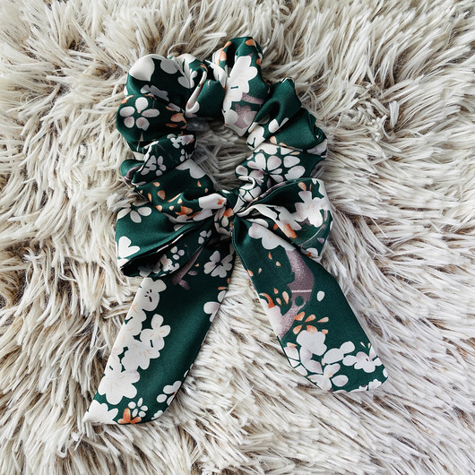 Satynowa gumka do włosów scrunchie Kwiaty Nandi