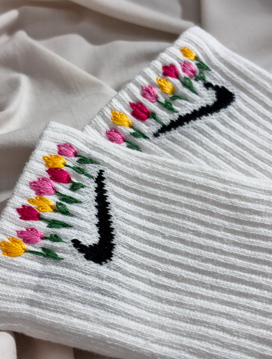 skarpetki damskie Białe skarpetki Nike z haftem ręcznym