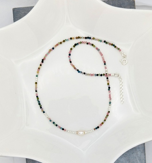 srebrne naszyjniki Subtelny naszyjnik z perełką i kolorowymi turmalinami