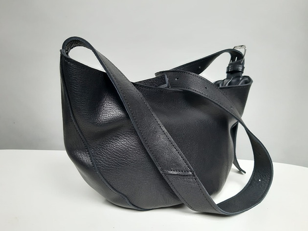 torby na ramię Rogalik średniej wielkości skórzana torebka z klamerką GRANATOWA