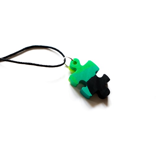 wisiory Wisiorek puzzel  zielono - czarny świecący w ciemności i UV handmade