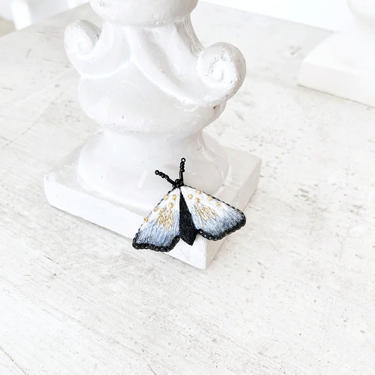 broszki Broszka ĆMA 23 ręcznie haftowana przypinka owady motyle