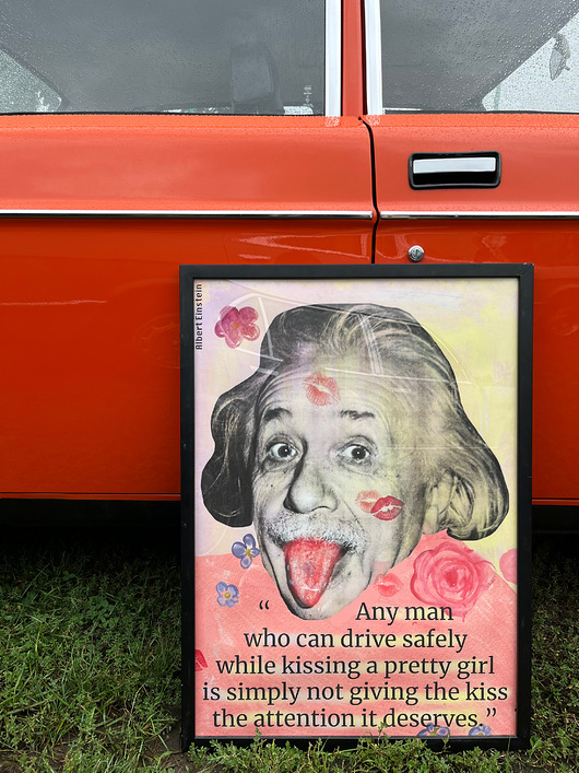 plakaty Plakat KISSING DRIVING grafika z cytatem Albert Einstein dla fanów motoryzacji