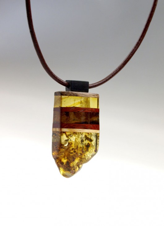 NATURALNY - wisior z drewna i bursztynu AmberTree