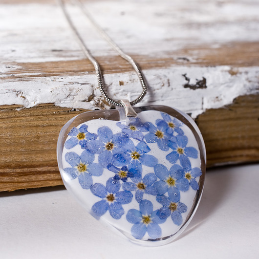 Naszyjnik z niezapominajkami w żywicy - serce So Jewelry
