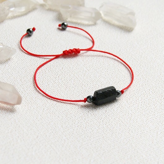 bransoletki z kamieni naturalnych Ochronna bransoletka - czarny turmalin. czerwony sznurek.