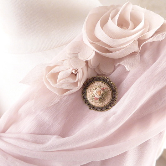Broszka haftowana ROSE, kremowe róże atelier by Olga