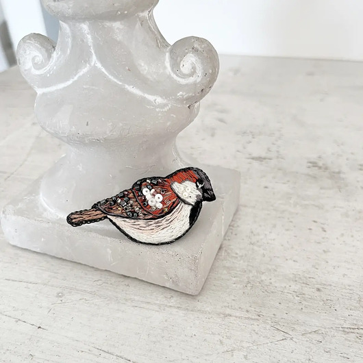 broszki Broszka PTAKI WRÓBEL 1 ręcznie haftowana przypinka koraliki haft