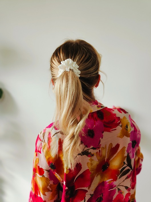 gumki do włosów Gumka jedwabna, scrunchie, frotka white lotus MIDI