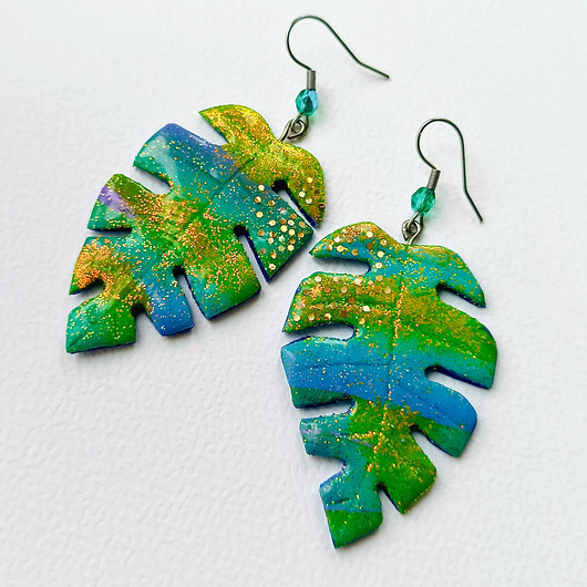 kolczyki z masy plastycznej Kolczyki z brokatem - liście monstera