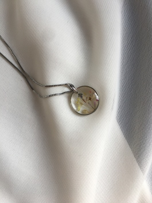 Delikatny wisiorek Flores Jewellery