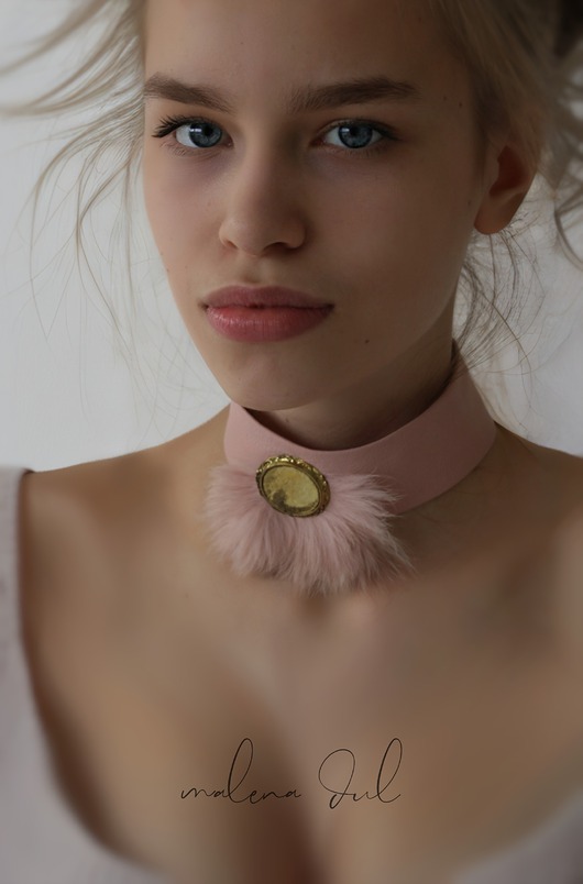 chokery CHOKER różowy ze skóry, skóra naturalna złota broszka futro Glamour
