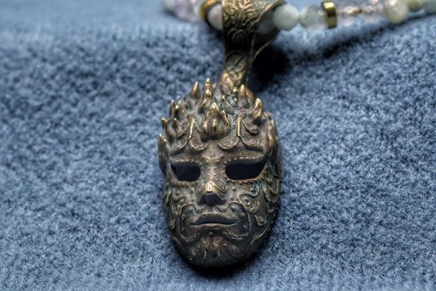 naszyjniki - inne Naszyjnik na kamieniach z wisiorkiem z brązu (To nie jest karnawał)