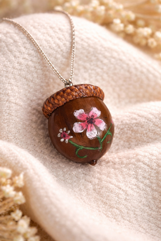 wisiory "Żołądź z Białym Kwiatem" - Wisiorek, Naszyjnik, Zawieszka