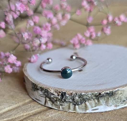 pierścionek z żywicy Pierścionek srebrny zielone oczko zielony minimalistyczny żywica brokatowy