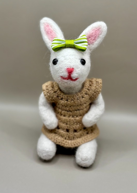figurki i rzeźby Figurka filcowana: króliczek w sukience khaki