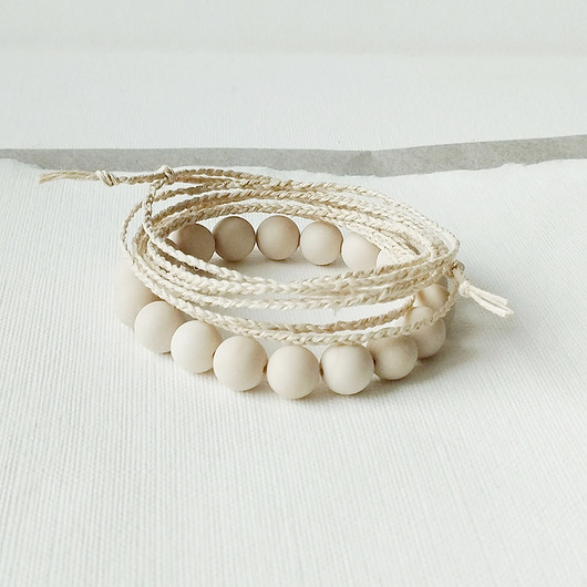 bransoletki z kamieni naturalnych River Stone i jasny len Bransoletki