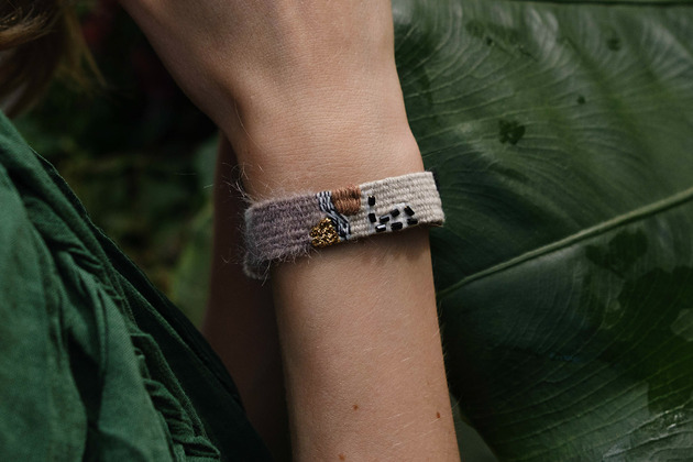 bransoletki na sznurku Bransoletka boho, ręcznie robiona z koralikami i lnem