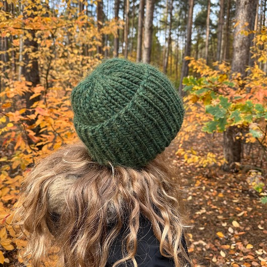czapki damskie Gruba wełniana czapka oversize z bardzo szerokim wywinięciem - leśna zieleń
