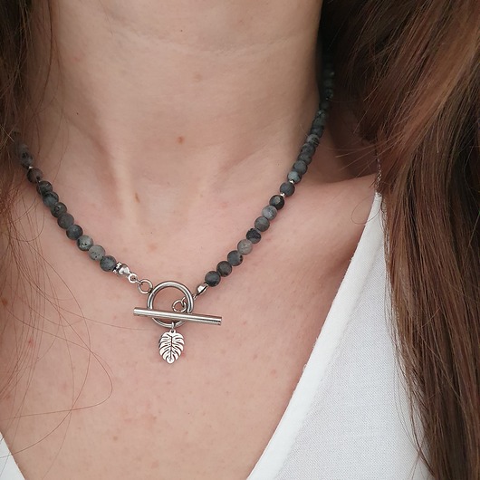 szary naszyjnik z monsterą LEI handmade 