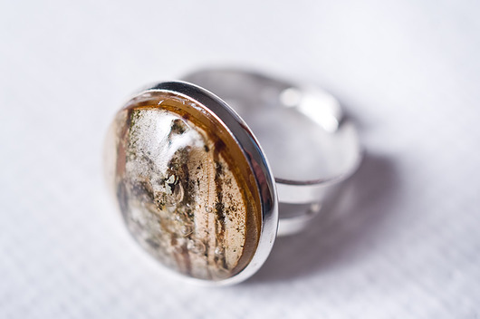 Okrągły pierścionek z żywicy z korą So Jewelry