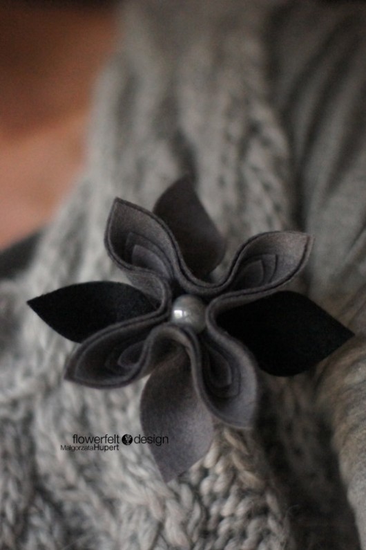 Grey - broszka FlowerFelt Design